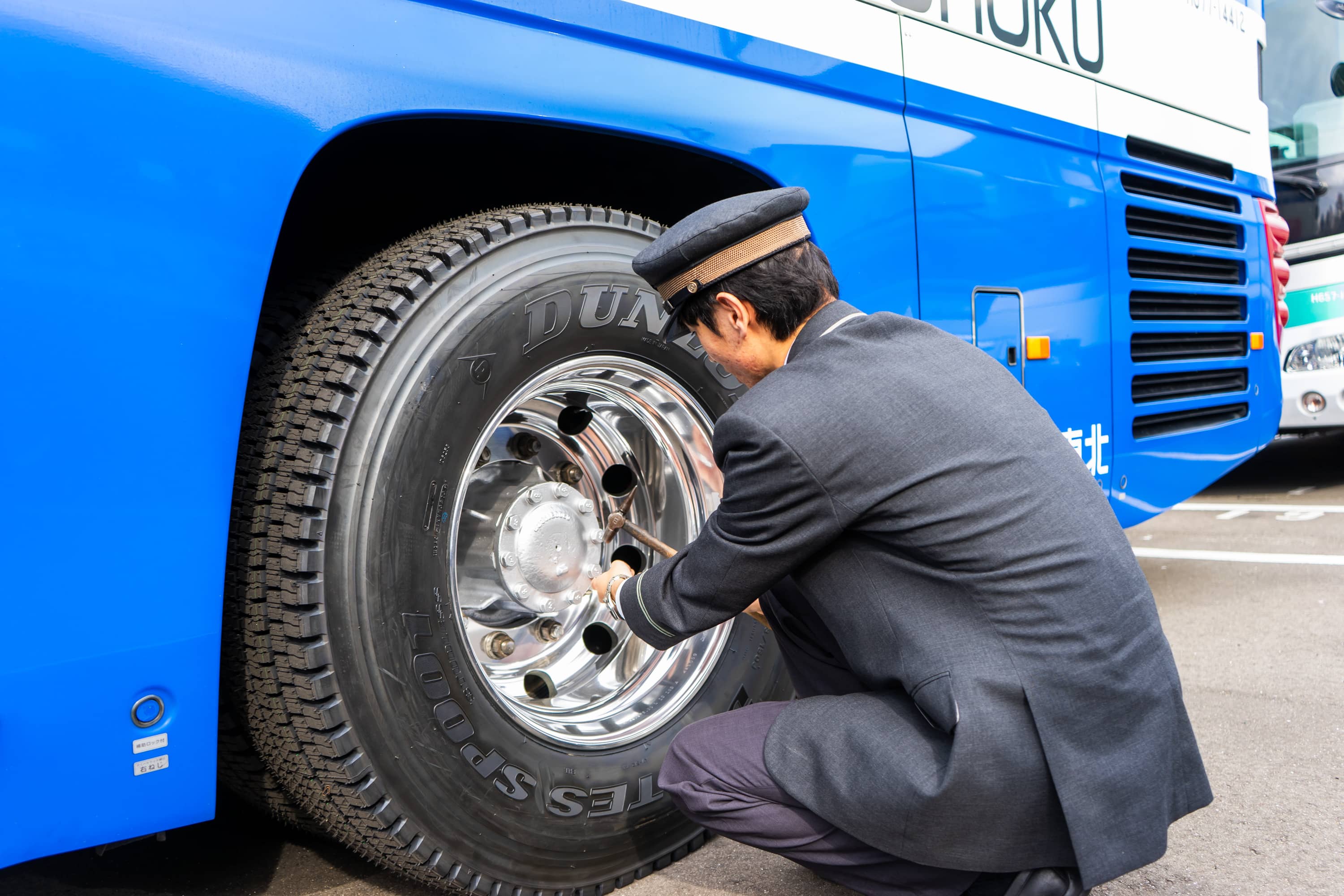 運転士・タイヤ点検